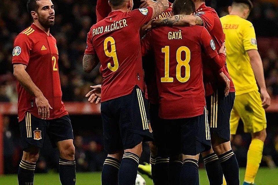 SAMBUT KELAYAKAN: Pemain Sepanyol menyambut gembira kemenangan mereka ke atas Romania dan kelayakan mereka ke Euro 2020 tahun depan. - Foto AFP
