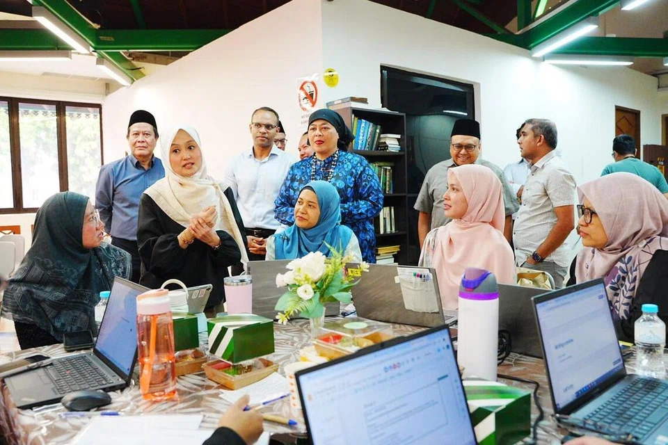 Menteri Negara (Penerangan dan Pembangunan Digital merangkap Kesihatan), Cik Rahayu Mahzam (tiga dari kiri) bertukar pendapat bersama peserta bengkel ‘AI Ready’ anjuran Mendaki di Masjid Kampung Siglap pada 27 Januari. Bersama beliau ialah (dua dari kiri) Pengerusi Eksekutif Masjid Kampung Siglap, Encik Azman Mohd Ariffin dan Ketua Pegawai Eksekutif Yayasan Mendaki, Encik Mohamed Feroz Mohamed Akber 9empat dari kiri).