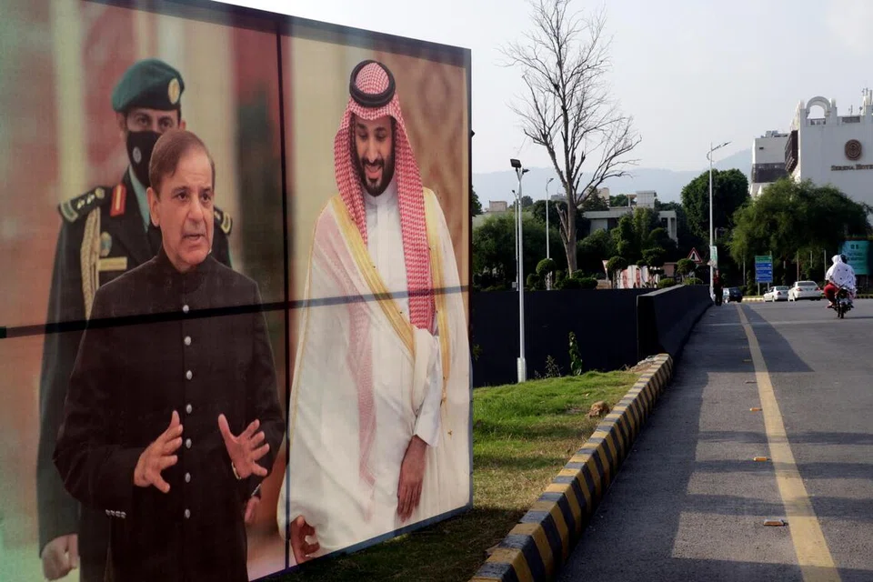 Sebuah papan iklan memaparkan Putera Mahkota merangkap Perdana Menteri Arab Saudi, Mohammed bin Salman Al Saud, bersama Perdana Menteri Pakistan, Shehbaz Sharif, dipamerkan di Islamabad, Pakistan, 21 September 2025. Pakistan dan Arab Saudi menandatangani perjanjian pertahanan bersama strategik pada 17 September, dengan ikrar bahawa sebarang serangan terhadap salah satu pihak akan dianggap sebagai pencerobohan terhadap kedua-duanya.
