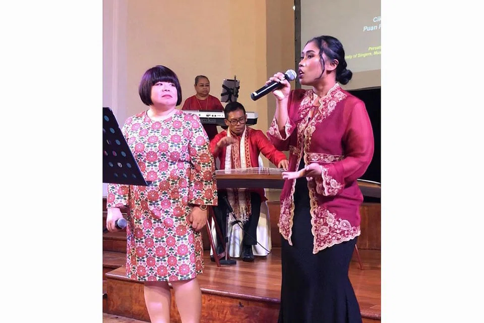 PADUAN SUARA EMAS: Penyanyi Mai Dhaniyah (kanan) bersama penyanyi Cina Tay Sia Yuen menyanyikan lagu 'Semoga Bahagia', diiringi muzik yang dimainkan Cik Saedah Samat-Alkaff dan Encik Mohamed Faizal, dalam konsert 'Integrate' anjuran Perkamus di The Arts House baru-baru ini. - Foto BH oleh ISMAWATI ISMAIL