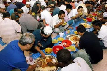 MEMUPUK MUHIBAH, MERAPATKAN PERSAUDARAAN: Di mana sahaja sama ada dirumah, di masjid ataupun di tempat kerja, berbuka puasa bersama memang dapat merapatkan lagi hubungan sesama kita. - Foto fail