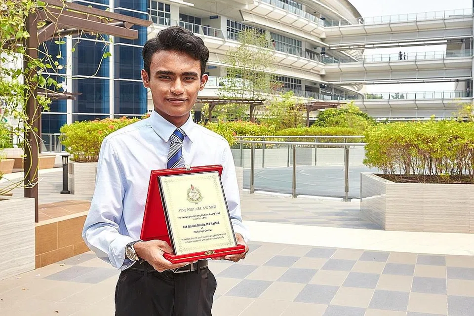 DIIKTIRAF CEMERLANG: Encik Danial diiktiraf Anugerah Pelajar Cemerlang dalam majlis penyampaian Anugerah Bestari 4PM semalam. - Foto BH oleh ROSLEE RAZAK