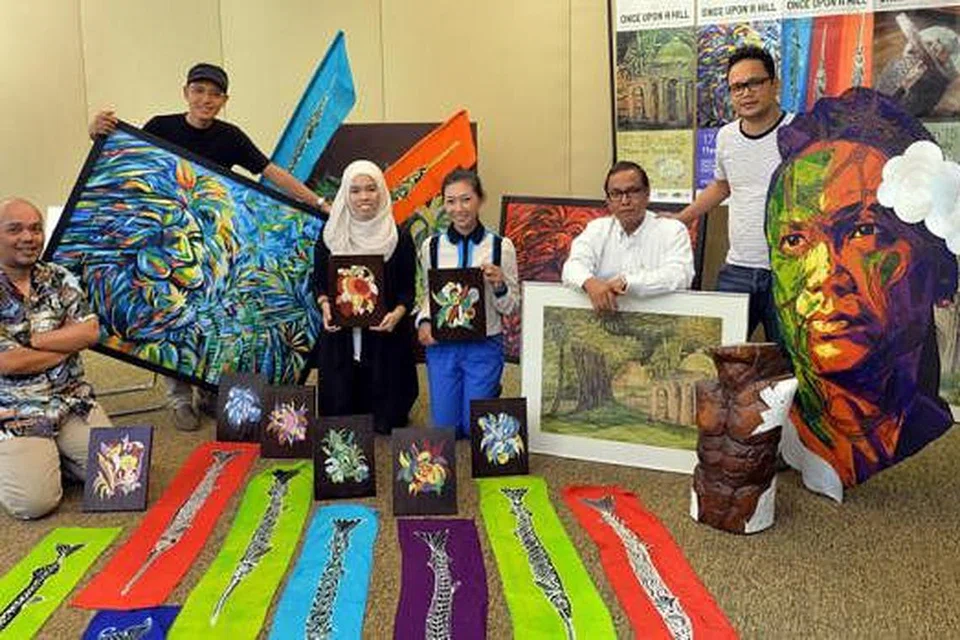 BAKAT SENI LUKIS MENYERLAH: Kumpulan pelukis dari Apad semasa mempersiap diri bagi satu pameran baru-baru ini. - Foto fail