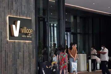 TERUS BERWASPADA: Para pelawat dan kakitangan di The Village Hotel Sentosa memakai pelitup sebagai langkah berjaga-jaga selepas hotel itu menjadi tempat penginapan pesakit keempat yang sah dijangkiti virus Wuhan di Singapura. - Foto BH oleh TIMOTHY DAVID