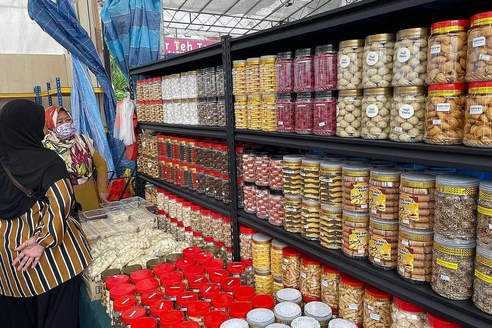 LEBIH MUDAH: Selain kualiti, pelanggan juga lebih selesa membeli kuih di sini, berbanding di Malaysia kerana ia lebih mudah dan tidak perlu redah kesesakan trafik di Causeway.