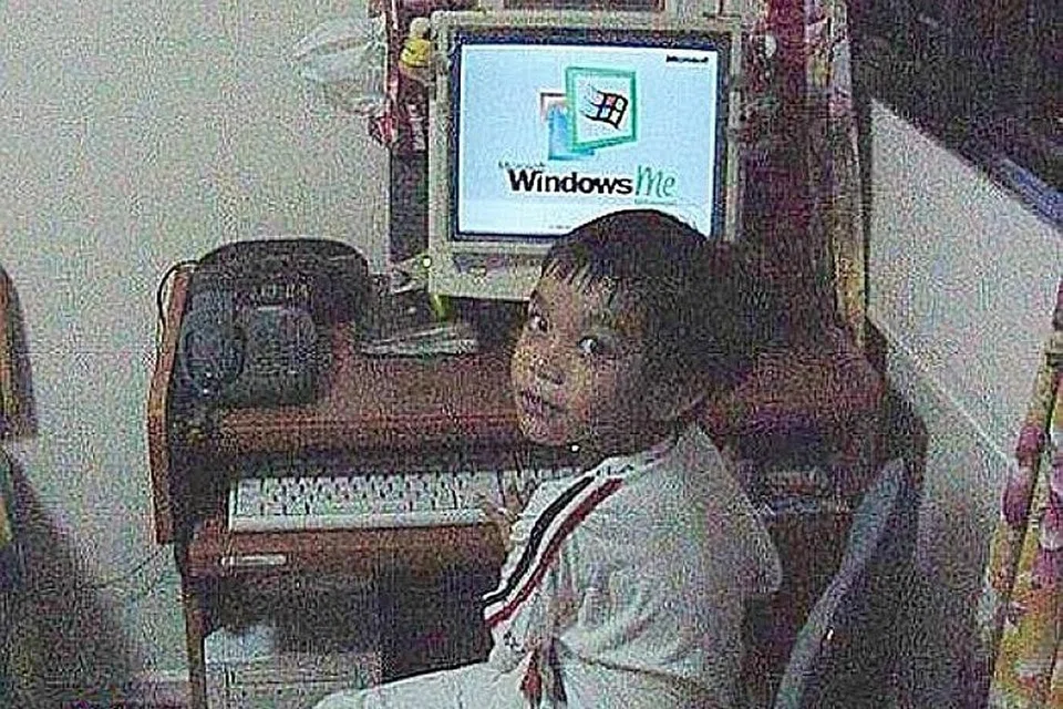 GANJARAN DIDORONG AYAH SEJAK KECIL: Ayah Encik Nur Ramadhan menurunkan ilmu IT kepadanya sejak beliau kecil (atas) hingga beliau berjaya melanjutkan pelajaran dalam bidang pengkomputeran di NUS. - Foto ihsan NUR RAMADHAN JUMALI