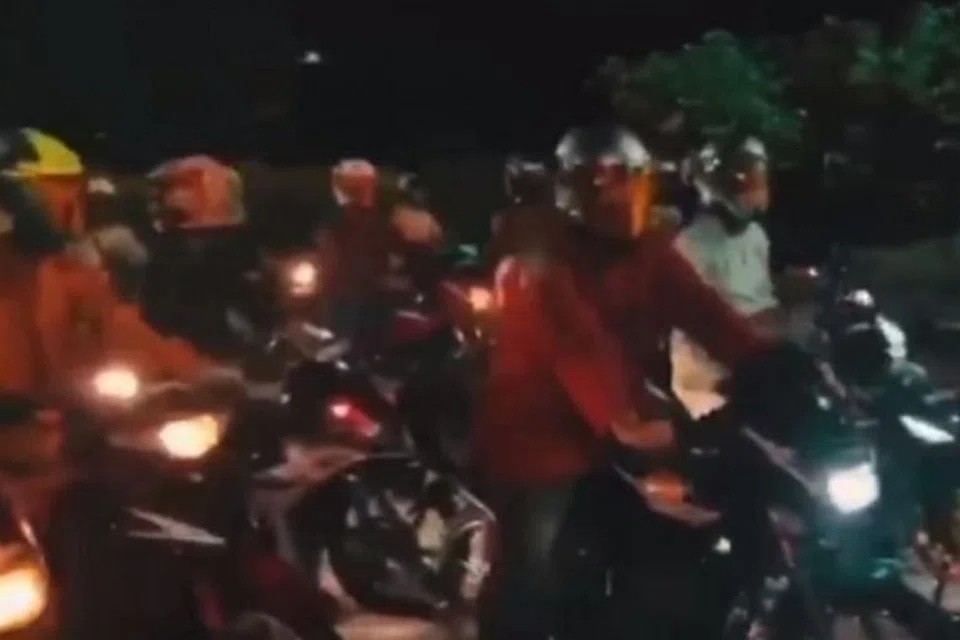DIBERKAS POLIS: Hasil siasatan dan dengan bantuan gambar dari rakaman kamera litar tertutup (CCTV), anggota Polis Trafik berjaya mengenalpasti 15 penunggang motosikal yang terlibat dalam perlumbaan motosikal secara haram pada 25 Mei lalu dan mula memberkas mereka kelmarin dan semalam. 