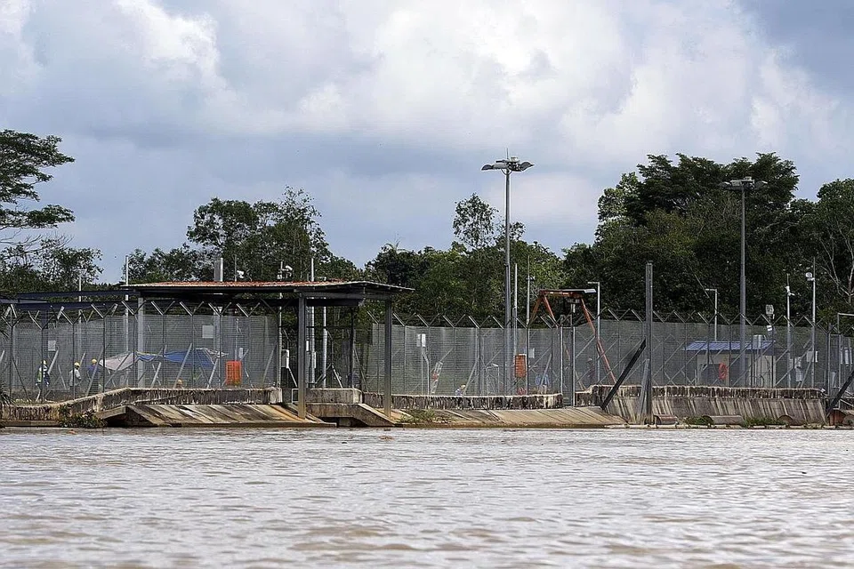 SUNGAI SUMBER AIR PENTING: HARAPAN JUTAAN ORANG: Sungai Johor, yang mengalir 80km dari hulunya di Sayong Pinang, Kota Tinggi, ke muaranya di Teluk Sengat, Johor Bahru, membekalkan air mentah kepada berjuta-juta orang di selatan Johor dan Singapura, termasuk yang dirawat di Loji Air Sungai Johor (atas) milik agensi air nasional PUB Singapura.