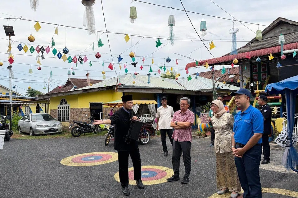 Puan Halimah Yacob (dua dari kanan), semasa dibawa melawat Kampung Warni Warni di Perlis untuk beramah dengan penduduk dan masyarakat setempat.
