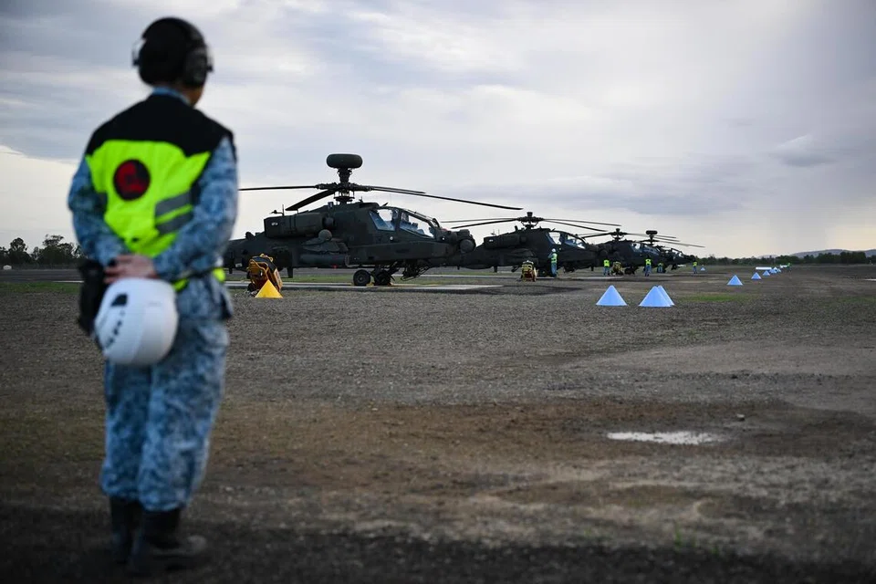 Kru penerbangan membuat persiapan untuk menerbangkan helikopter Apache AH-64D di kawasan operasi baharu Angkatan Udara Republik Singapura (RSAF), dikenali sebagai Warriors Den, untuk Latihan Wallaby (XWB) 2026.