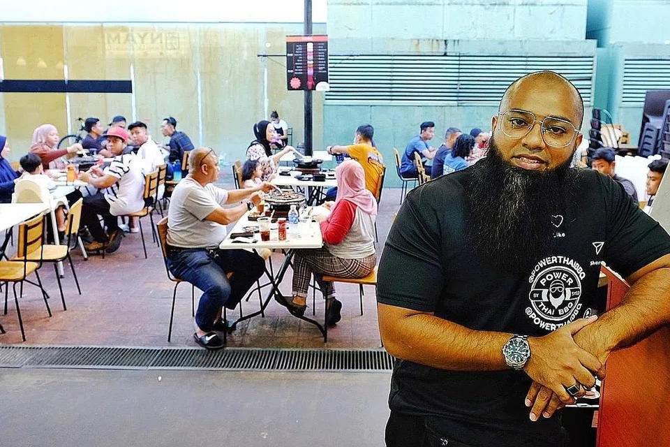 PASTIKAN KESELAMATAN TERJAGA: Pemilik Power Thai BBQ di Simpang Bedok, Encik Syed Muhammad Farit Syed Ahmad akan memastikan pekerjanya mengambil ujian pantas antigen (ART) bagi memastikan keselamatan pekerja dan juga pelanggan, selain memastikan ada jarak selamat yang sesuai daripada satu pelanggan ke satu pelanggan yang lain. - Foto BH oleh KHALID BABA