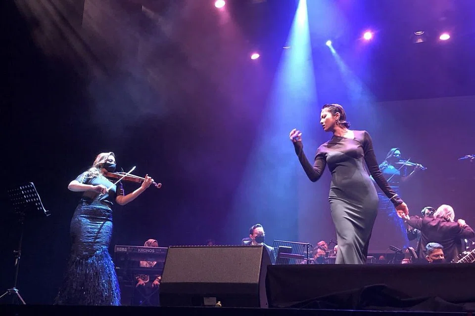 PERSEMBAHAN ALUMNI: Alumni OMS, Aisyah Aziz (kanan) menyanyikan lagu Seroja diiringi OMS dan beberapa alumni lain termasuk deejay, Azura Goh yang menggesek biola. - Foto-foto BH oleh HARYANI ISMAIL