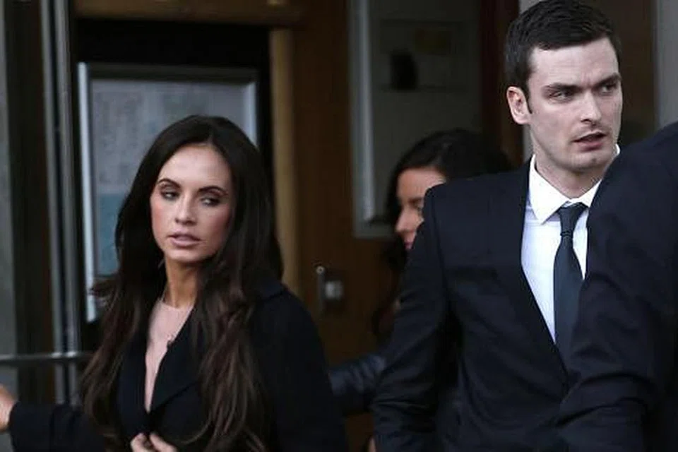 KERJAYA BERAKHIR? Adam Johnson bersama temanitanya, Cik Stacey Flounders, di Mahkamah Bradford di Bradford, Rabu lalu. - Foto REUTERS