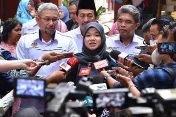Menteri Pendidikan Malaysia, Cik Fadhlina Sidek mengulas isu sekolah vernakular ketika meninjau pembukaan hari pertama sesi persekolahan di Sekolah Kebangsaan Saujana Putra, Jenjarom, Kuala Langat, Selangor pada 11 Mac.