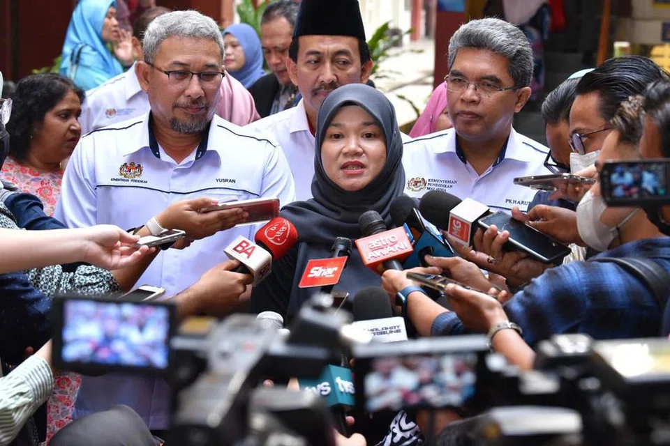 Menteri Pendidikan Malaysia, Cik Fadhlina Sidek mengulas isu sekolah vernakular ketika meninjau pembukaan hari pertama sesi persekolahan di Sekolah Kebangsaan Saujana Putra, Jenjarom, Kuala Langat, Selangor pada 11 Mac.