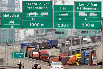 TINGKAT PEMERIKSAAN: ICA berkata pegawainya menggunakan peralatan seperti alat pengimbas dan pengesan untuk memeriksa tahap radiasi pada kargo, kenderaan dan orang ramai yang memasuki Singapura. 