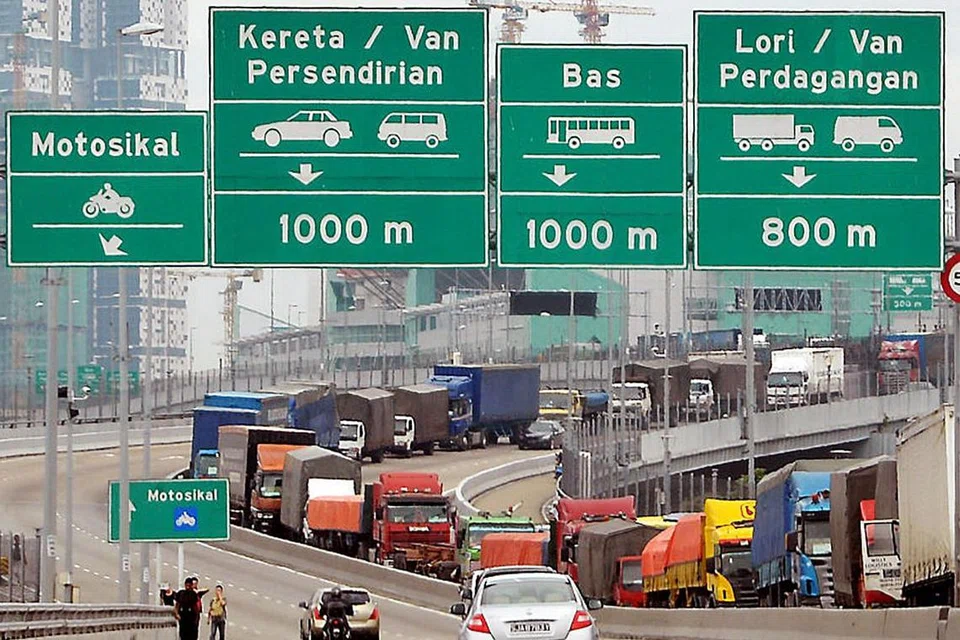 TINGKAT PEMERIKSAAN: ICA berkata pegawainya menggunakan peralatan seperti alat pengimbas dan pengesan untuk memeriksa tahap radiasi pada kargo, kenderaan dan orang ramai yang memasuki Singapura. 