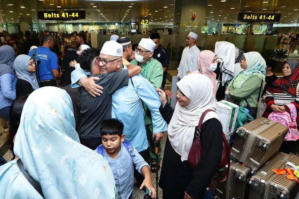 Kumpulan jemaah haji pertama Singapura tiba di Terminal 3, Lapangan Terbang Changi, dengan disambut mesra anggota keluarga pada 12 tengah hari pada 24 Jun.