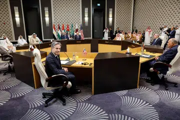 TIADA KATA SEPAKAT: Amerika Syarikat dan dunia Arab tidak bersepakat berhubung serangan tentera Israel di Gaza. Setiausaha Negara Amerika, Encik Antony Blinken (depan) adakan perbincangan dengan Menteri Luar Jordan Ayman Safadi, Menteri Luar Arab Saudi Putera Faisal bin Farhan Al Saud, Perdana Menteri Qatar Mohammed bin Abdulrahman Al Thani, Menteri Luar UAE Abdullah bin Zayed Al Nahyan, Menteri Luar Mesir, Sameh Shoukry dan wakil PLO, Hussein al-Sheikh, sewaktu perbincangan di  Amman, Jordan