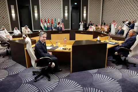 TIADA KATA SEPAKAT: Amerika Syarikat dan dunia Arab tidak bersepakat berhubung serangan tentera Israel di Gaza. Setiausaha Negara Amerika, Encik Antony Blinken (depan) adakan perbincangan dengan Menteri Luar Jordan Ayman Safadi, Menteri Luar Arab Saudi Putera Faisal bin Farhan Al Saud, Perdana Menteri Qatar Mohammed bin Abdulrahman Al Thani, Menteri Luar UAE Abdullah bin Zayed Al Nahyan, Menteri Luar Mesir, Sameh Shoukry dan wakil PLO, Hussein al-Sheikh, sewaktu perbincangan di  Amman, Jordan