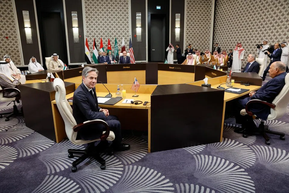 TIADA KATA SEPAKAT: Amerika Syarikat dan dunia Arab tidak bersepakat berhubung serangan tentera Israel di Gaza. Setiausaha Negara Amerika, Encik Antony Blinken (depan) adakan perbincangan dengan Menteri Luar Jordan Ayman Safadi, Menteri Luar Arab Saudi Putera Faisal bin Farhan Al Saud, Perdana Menteri Qatar Mohammed bin Abdulrahman Al Thani, Menteri Luar UAE Abdullah bin Zayed Al Nahyan, Menteri Luar Mesir, Sameh Shoukry dan wakil PLO, Hussein al-Sheikh, sewaktu perbincangan di  Amman, Jordan