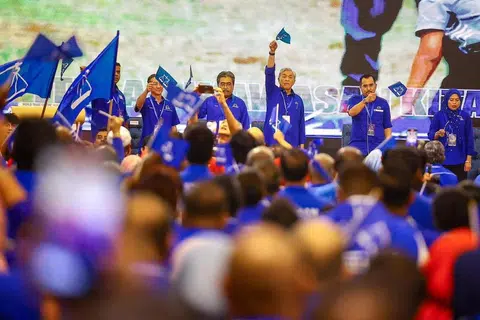Pengerusi Barisan Nasional (BN), Datuk Seri Dr Ahmad Zahid Hamidi (tiga dari kanan) bersama Pengerusi BN Wilayah Persekutuan merangkap Naib Presiden Umno, Datuk Seri Johari Abdul Ghani (empat dari kanan), ketika perasmian Konvensyen BN Wilayah Persekutuan 2024 di Kuala Lumpur.