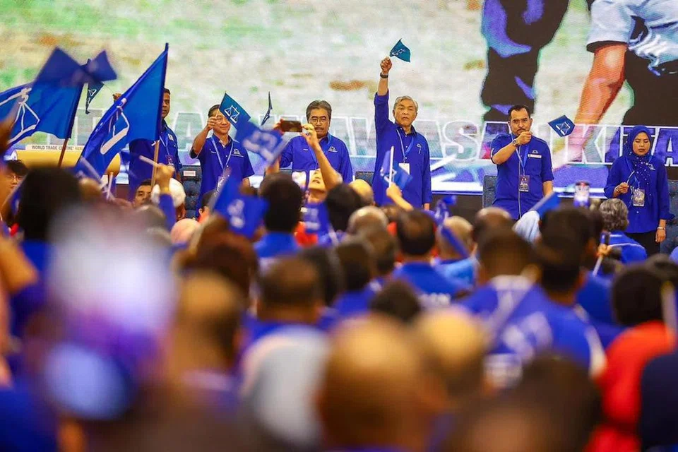 Pengerusi Barisan Nasional (BN), Datuk Seri Dr Ahmad Zahid Hamidi (tiga dari kanan) bersama Pengerusi BN Wilayah Persekutuan merangkap Naib Presiden Umno, Datuk Seri Johari Abdul Ghani (empat dari kanan), ketika perasmian Konvensyen BN Wilayah Persekutuan 2024 di Kuala Lumpur.
