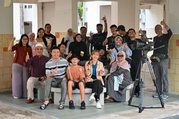 Pasukan penerbitan bergambar semasa penggambaran bersama Editor BH, Encik Nazry Mokhtar (duduk, paling kiri), yang turut membuat penampilan dalam filem tersebut. Antara mereka dalam gambar termasuk Penolong Editor Berita (Media Sosial), Cik Ervina Mohd Jamil (berdiri, paling kiri) yang menulis skrip ‘Pesan Mama’; penerbit filem, Wartawan Video, Encik Abdul Qayyum Sarip (tujuh dari kiri); dan pengarah filem, Encik Shaiful Reezal (barisan belakang, enam dari kanan). Di barisan depan (dari kiri) ialah para pelakon Fadhlur Rahman, Khal Satria dan Hanie Bella.