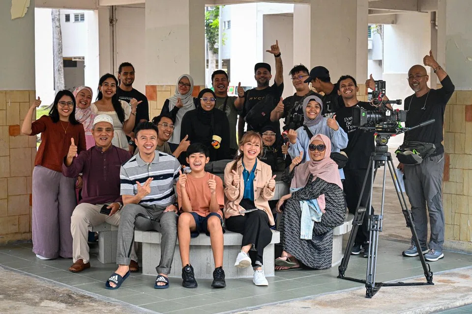 Pasukan penerbitan bergambar semasa penggambaran bersama Editor BH, Encik Nazry Mokhtar (duduk, paling kiri), yang turut membuat penampilan dalam filem tersebut. Antara mereka dalam gambar termasuk Penolong Editor Berita (Media Sosial), Cik Ervina Mohd Jamil (berdiri, paling kiri) yang menulis skrip ‘Pesan Mama’; penerbit filem, Wartawan Video, Encik Abdul Qayyum Sarip (tujuh dari kiri); dan pengarah filem, Encik Shaiful Reezal (barisan belakang, enam dari kanan). Di barisan depan (dari kiri) ialah para pelakon Fadhlur Rahman, Khal Satria dan Hanie Bella.