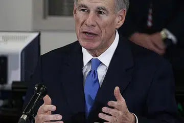 SEDANG ASINGKAN DIRI: Gabenor Texas Greg Abbot, seorang anggota parti Republikan, mendedahkan beliau sudah jalani suntikan vaksin sepenuhnya dan kini menerima rawatan antibodi. - Foto AFP