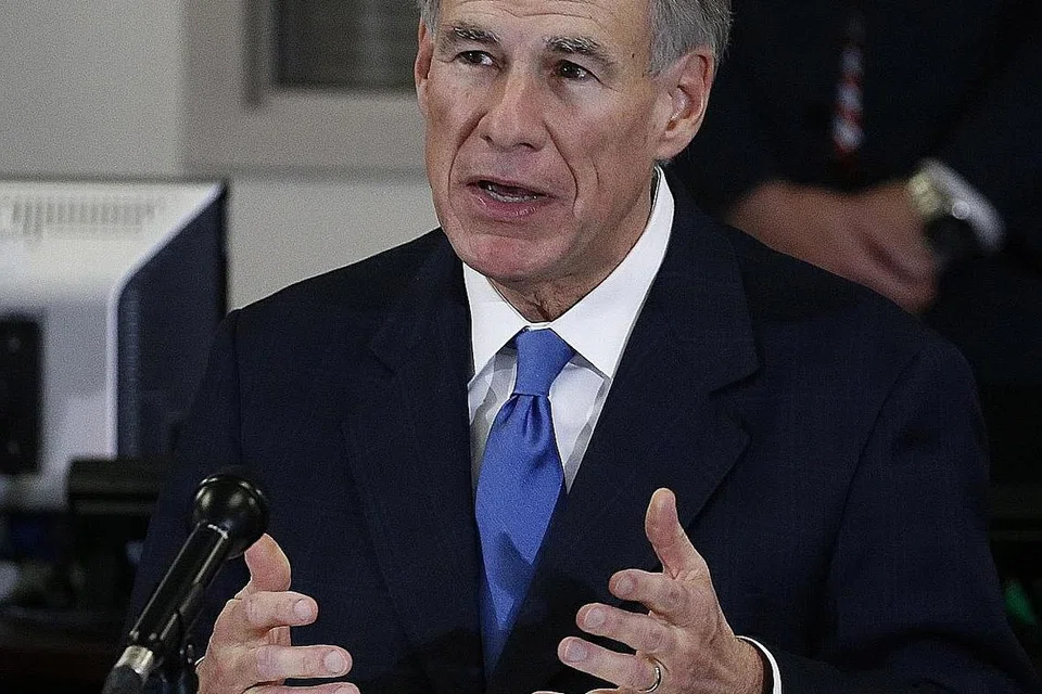 SEDANG ASINGKAN DIRI: Gabenor Texas Greg Abbot, seorang anggota parti Republikan, mendedahkan beliau sudah jalani suntikan vaksin sepenuhnya dan kini menerima rawatan antibodi. - Foto AFP