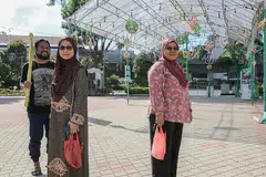 SEBAR SUASANA PERAYAAN: (dari kiri) Encik Haslan, Cik Siti Sarah dan Cik Surati bergilir-gilir memasak juadah sempena Syawal ini bagi pekerja Malaysia yang tidak dapat pulang ke tanah air untuk beraya. - Foto BH oleh YONG LI XUAN
