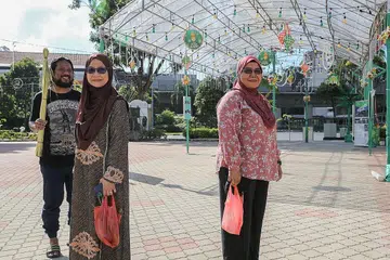 SEBAR SUASANA PERAYAAN: (dari kiri) Encik Haslan, Cik Siti Sarah dan Cik Surati bergilir-gilir memasak juadah sempena Syawal ini bagi pekerja Malaysia yang tidak dapat pulang ke tanah air untuk beraya. - Foto BH oleh YONG LI XUAN