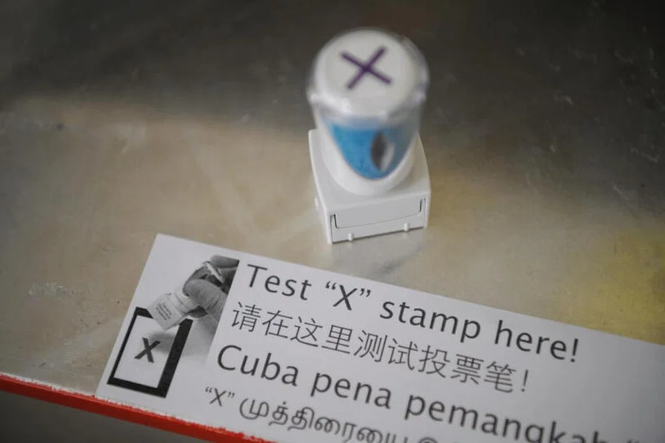 SETEM-X: Pengundi boleh sama ada menggunakan setem-X atau membawa pena mereka sendiri untuk menandakan kertas undi.