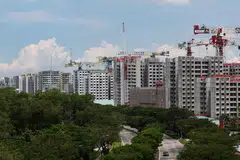 Sekitar 64 peratus daripada 1,250 pemilik flat HDB yang ditinjau berkata harga rumah privet yang terlalu mahal menghalang mereka berpindah. 