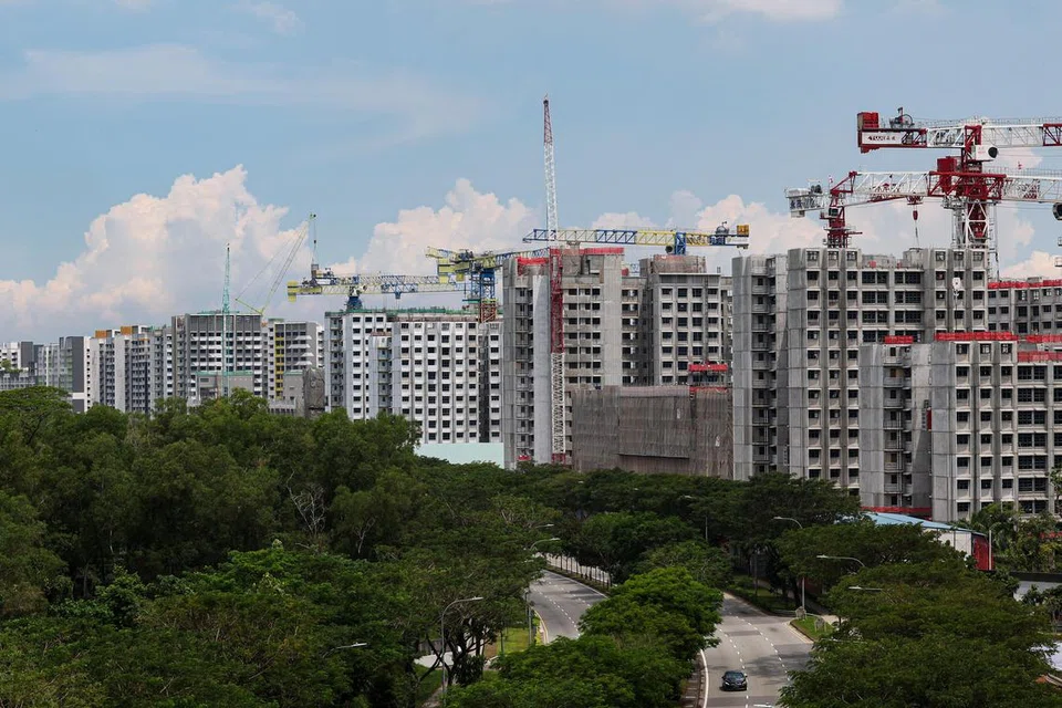 Sekitar 64 peratus daripada 1,250 pemilik flat HDB yang ditinjau berkata harga rumah privet yang terlalu mahal menghalang mereka berpindah. 