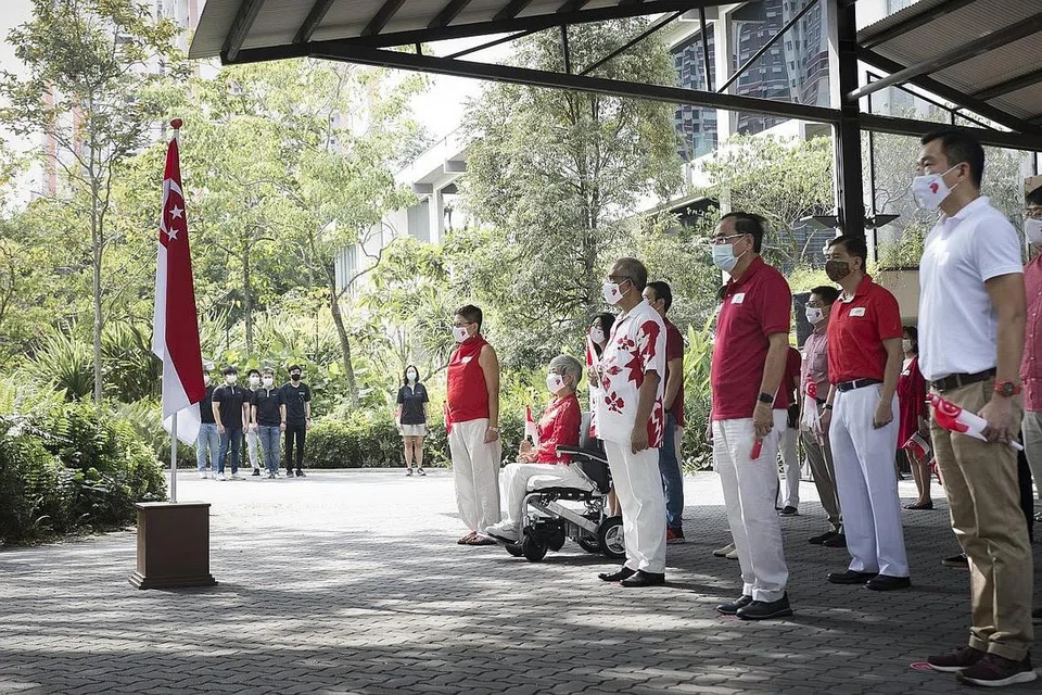 MAJULAH SINGAPURA: Menteri Pembangunan Sosial dan Keluarga, Encik Masagos (empat dari kanan) bersama beberapa anggota dan wakil daripada 26 agensi perkhidmatan sosial semasa menyertai acara menyanyikan Lagu Kebangsaan di Enabling Village pagi semalam. - Foto-foto BH oleh HARITH MUSTAFFA