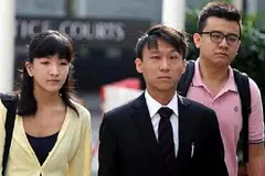 DITUDUH MENGHASUT: Ai Takagi (kiri) dan Yang Kaiheng (kanan), dua editor laman sosio-politik, The Real Singapore, tiba di mahkamah bersama peguam mereka, Encik Choo Zheng Xi (tengah) tengah hari tadi. Encik Yang, 26 tahun, telah memohon untuk kembali ke Australia kerana bapanya sakit kuat selepas mengalami angin ahmar pada 1 Mei lalu. - Foto ST 