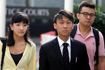 DITUDUH MENGHASUT: Ai Takagi (kiri) dan Yang Kaiheng (kanan), dua editor laman sosio-politik, The Real Singapore, tiba di mahkamah bersama peguam mereka, Encik Choo Zheng Xi (tengah) tengah hari tadi. Encik Yang, 26 tahun, telah memohon untuk kembali ke Australia kerana bapanya sakit kuat selepas mengalami angin ahmar pada 1 Mei lalu. - Foto ST 