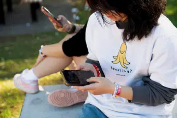 Novva Tolson, 15 tahun, memegang telefon bimbit di Sydney, Australia, pada 14 Julai 2026. Australia menjadi negara pertama di dunia melarang kanak-kanak dan remaja bawah 16 tahun daripada memiliki akaun media sosial. Meta berkata ia telah menutup lebih 750,000 akaun Facebook dan Instagram yang disyaki milik pengguna bawah 16 tahun sejak larangan itu berkuat kuasa pada 10 Disember 2025.