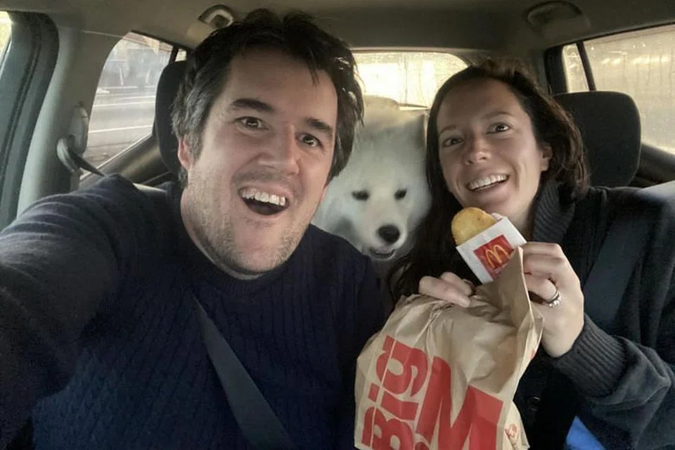 BELI MAKANAN SEGERA: Penggubal undang-undang Christopher Bishop (kiri) memuat naik gambar di Twitter yang menunjukkan beliau dan isteri Jenna Raeburn bersama makanan dari McDonald's.