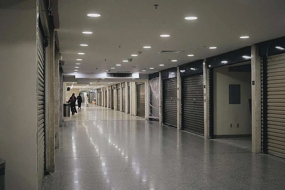 TERJEJAS TERUK: Suasana lengang dan hampir kosong di aras bawah tanah Pusat Beli-belah dan Komersial Taiba, dekat pintu masuk Masjid Nabawi di mana sekitar 80 peratus daripada 3,000 kedainya sudah ditutup.