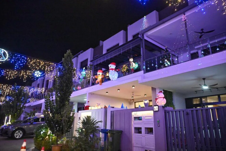 HIAS ESTET KEJIRANAN: Penduduk di Luxus Hill Drive di estet Seletar menghiasi rumah mereka dengan lampu lap-lip yang menyinari estet mereka. Penduduk turut menghiasi rumah mereka dengan patung Santa Klaus, orang salji dan rusa kutub untuk menyemarak sambutan Hari Natal.