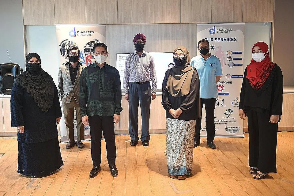 MEMERANGI KENCING MANIS: (Barisan belakang dari kiri) Encik Peter Tan, jurulatih induk LDSY; Encik Satwant Singh, setiausaha kehormat Diabetes Singapura; Encik Satyaprakash Tiwari, pengarah eksekutif Diabetes Singapura; (barisan hadapan dari kiri) Cik Kamaria, Dr Maliki, Cik Zukhairiah dan Cik Norlila di majlis penyampaian anugerah di WGS. - Foto BM oleh KHALID BABA