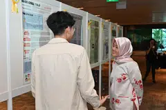 Menteri Negara (Perhubungan dan Penerangan merangkap Kesihatan), Cik Rahayu Mahzam, bersama salah seorang finalis pada 1 Jun semasa Majlis Penyampaian Anugerah pertandingan sulung ‘Hack Care: YOLO!’ yang berlangsung di Politeknik Temasek.
