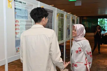 Menteri Negara (Perhubungan dan Penerangan merangkap Kesihatan), Cik Rahayu Mahzam, bersama salah seorang finalis pada 1 Jun semasa Majlis Penyampaian Anugerah pertandingan sulung ‘Hack Care: YOLO!’ yang berlangsung di Politeknik Temasek.