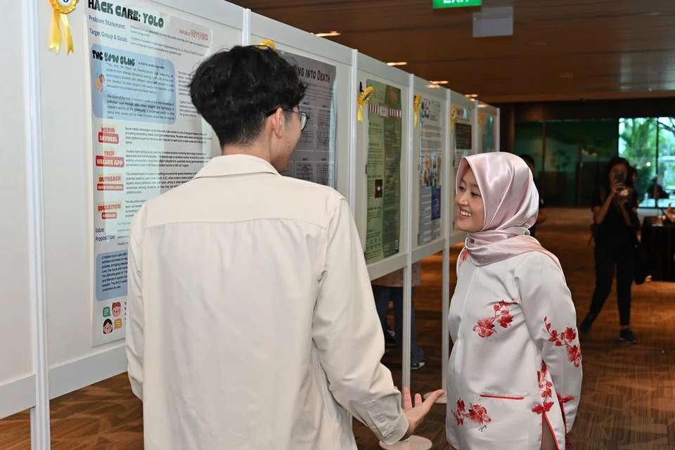 Menteri Negara (Perhubungan dan Penerangan merangkap Kesihatan), Cik Rahayu Mahzam, bersama salah seorang finalis pada 1 Jun semasa Majlis Penyampaian Anugerah pertandingan sulung ‘Hack Care: YOLO!’ yang berlangsung di Politeknik Temasek.