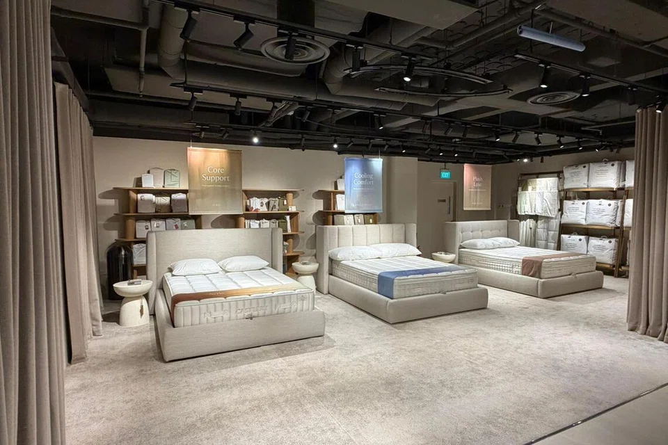 Sleep Studio memberi pelanggan peluang mencuba koleksi tilam mereka dalam suasana realistik, dengan langsir di sekeliling ruang tersebut ditutup dan lampu dimalapkan.