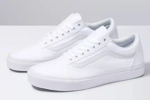 Mudah dipadankan dengan seluar jean atau gaun, kasut Old Skool daripada Vans ini dapat memberikan keselesaan dan sesuai dipakai sepanjang hari.