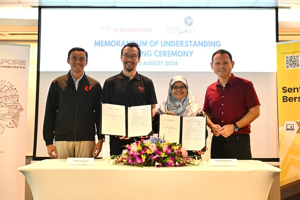 Majlis menandatangani Memorandum Persefahaman (MOU) tiga tahun antara Mendaki dan AI Singapura dihadiri (dari kiri) Pengarah Pengurusan Pihak Berkepentingan, Kumpulan Perkhidmatan Kerjaya dan Kerjasama (CSPG), Institut Pekerjaan dan Daya Kerja (e2i) NTUC, Dr Wan Rizal Wan Zakariah; Pengarah Bakat dan Ekosistem AI Singapura, Encik Koo Sengmeng; Timbalan Ketua Pegawai Eksekutif Mendaki, Dr Noraslinda Zuber; dan Pemangku Menteri Bertanggungjawab bagi Ehwal Masyarakat Islam, Encik Zaqy Mohamad.